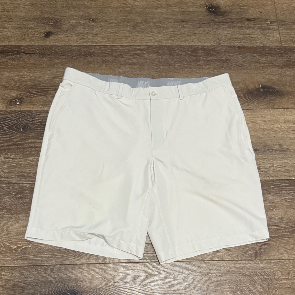 Nike khaki shorts 40